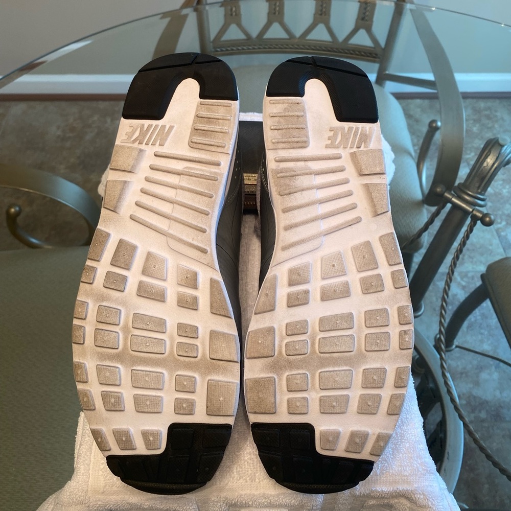 Nike Women’s Air Max Tavas - Picture 9 of 10